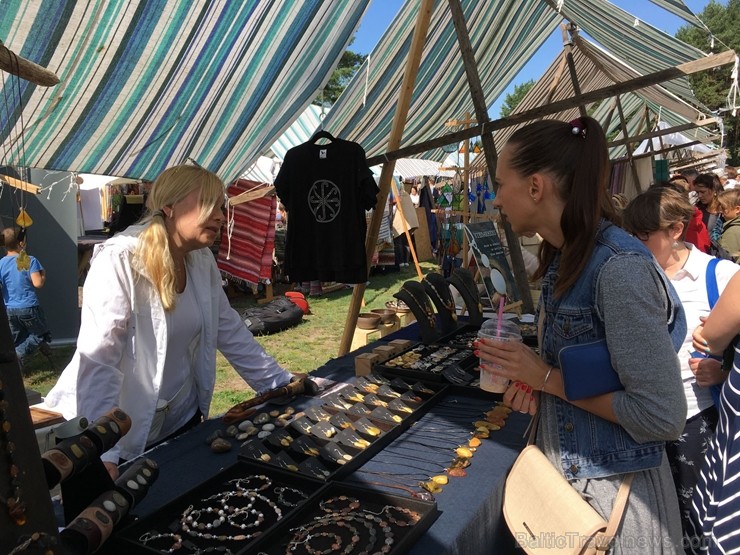 Festivāls ik gadu piedāvā apmeklētājiem iespēju iepazīt jaunākās tendences Latvijas amatniecībā un iegādāties dažādus no dabīgiem materiāliem veidotus Festivāls ik gadu piedāvā apmeklētājiem iespēju iepazīt jaunākās tendences Latvijas amatniecībā un iegādāties dažādus no dabīgiem materiāliem veidotus 261198