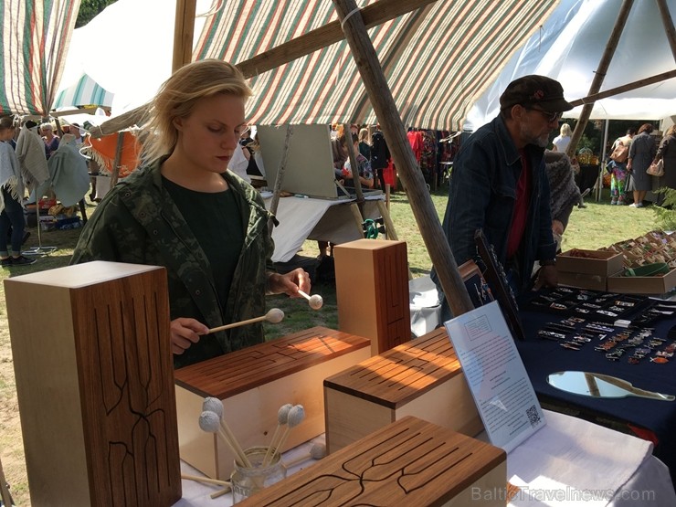 Festivāls ik gadu piedāvā apmeklētājiem iespēju iepazīt jaunākās tendences Latvijas amatniecībā un iegādāties dažādus no dabīgiem materiāliem veidotus Festivāls ik gadu piedāvā apmeklētājiem iespēju iepazīt jaunākās tendences Latvijas amatniecībā un iegādāties dažādus no dabīgiem materiāliem veidotus 261202