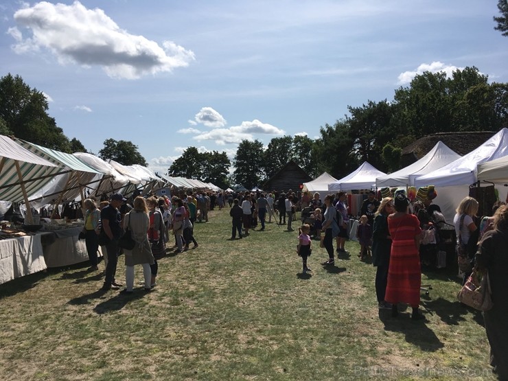 Festivāls ik gadu piedāvā apmeklētājiem iespēju iepazīt jaunākās tendences Latvijas amatniecībā un iegādāties dažādus no dabīgiem materiāliem veidotus Festivāls ik gadu piedāvā apmeklētājiem iespēju iepazīt jaunākās tendences Latvijas amatniecībā un iegādāties dažādus no dabīgiem materiāliem veidotus 261203