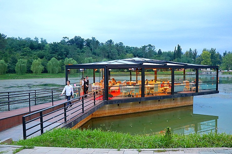 Travelnews.lv apmeklē īpatnēju restorānu «Lake Side» Kutaisi tuvumā 261278
