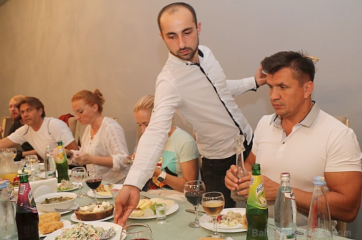 Travelnews.lv apmeklē īpatnēju restorānu «Lake Side» Kutaisi tuvumā 261283