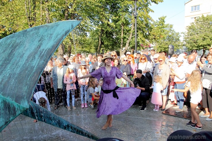 Ar daudzveidīgu svētku programmu un ne vienu vien muzikālu pārsteigumu svin Ventspils pilsētas svētkus Ar daudzveidīgu svētku programmu un ne vienu vien muzikālu pārsteigumu svin Ventspils pilsētas svētkus 261301