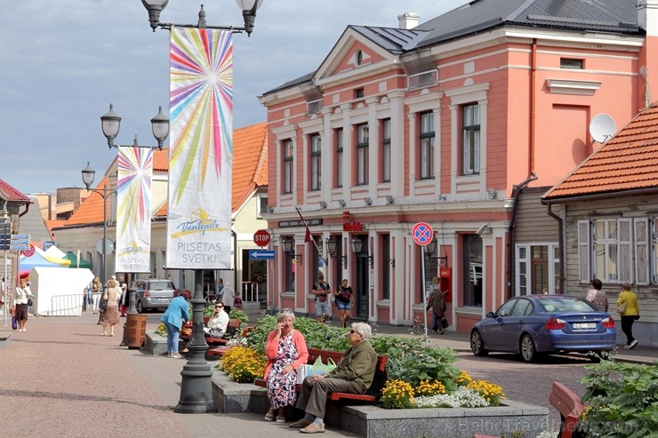 Ar daudzveidīgu svētku programmu un ne vienu vien muzikālu pārsteigumu svin Ventspils pilsētas svētkus Ar daudzveidīgu svētku programmu un ne vienu vien muzikālu pārsteigumu svin Ventspils pilsētas svētkus 261302
