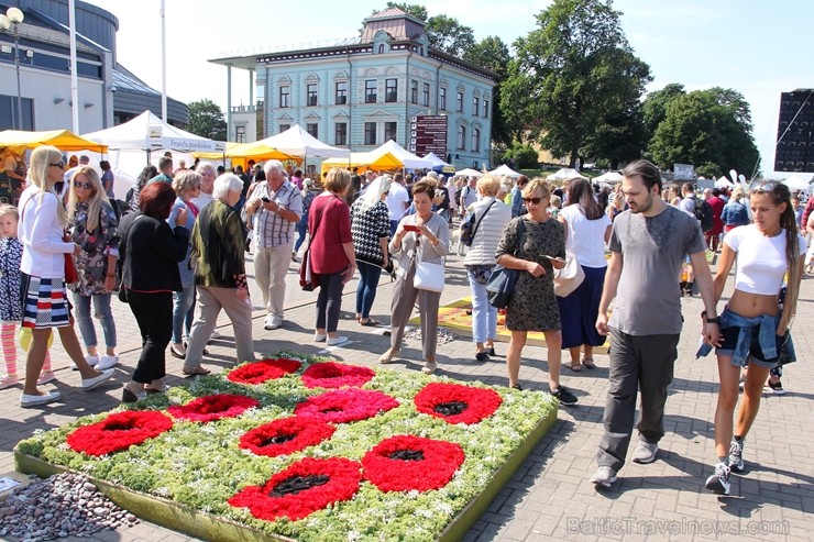 Ar daudzveidīgu svētku programmu un ne vienu vien muzikālu pārsteigumu svin Ventspils pilsētas svētkus Ar daudzveidīgu svētku programmu un ne vienu vien muzikālu pārsteigumu svin Ventspils pilsētas svētkus 261307