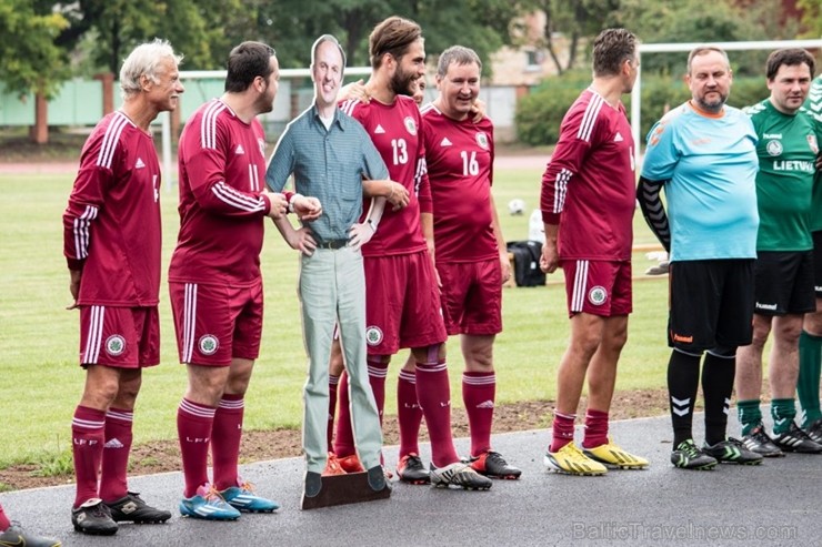 Godinot ilggadējo Latvijas futbola žurnālistu Arturu Vaideru, Preiļu stadionā tika rīkots Baltijas valstu futbola mediju turnīrs, kurā piedalījās četr Godinot ilggadējo Latvijas futbola žurnālistu Arturu Vaideru, Preiļu stadionā tika rīkots Baltijas valstu futbola mediju turnīrs, kurā piedalījās četr 261407