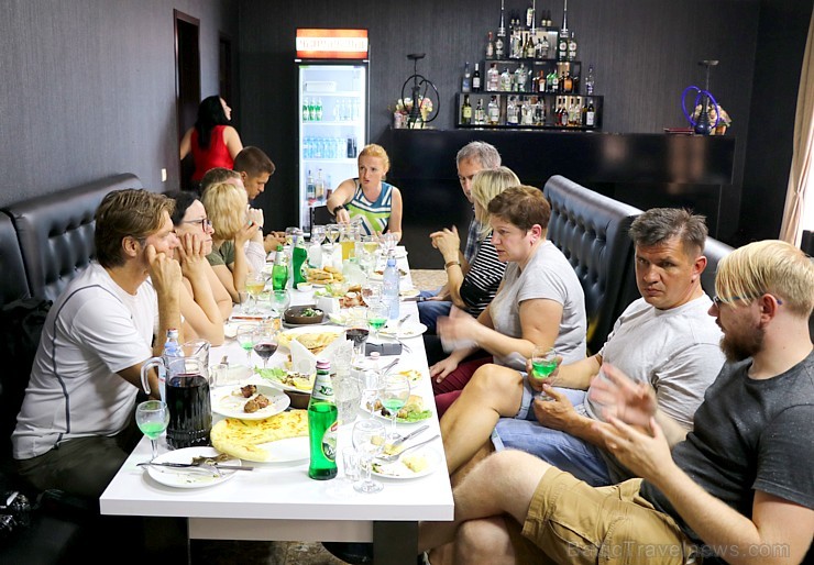 Travelnews.lv pusdieno Tsqaltubo pilsētas viesnīcas «Hotel Oasis Villa» restorānā. Atbalsta: Georgia.travel Travelnews.lv pusdieno Tsqaltubo pilsētas viesnīcas «Hotel Oasis Villa» restorānā. Atbalsta: Georgia.travel 261484