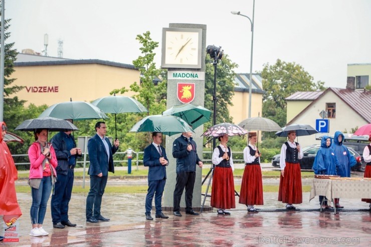 Madonā norisinās pasaules čempionāts distanču slēpošanas vasaras paveidā rollerslēpošanā, kas pulcē teju 170 dalībnieku no 15 pasaules valstīm Madonā norisinās pasaules čempionāts distanču slēpošanas vasaras paveidā rollerslēpošanā, kas pulcē teju 170 dalībnieku no 15 pasaules valstīm 261499
