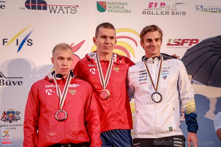Madonā norisinās pasaules čempionāts distanču slēpošanas vasaras paveidā rollerslēpošanā, kas pulcē teju 170 dalībnieku no 15 pasaules valstīm Madonā norisinās pasaules čempionāts distanču slēpošanas vasaras paveidā rollerslēpošanā, kas pulcē teju 170 dalībnieku no 15 pasaules valstīm 261515