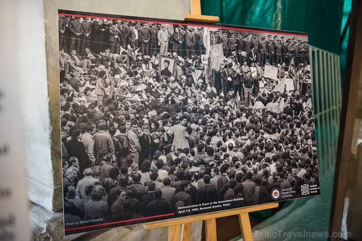 Izstādē apskatāmi fotoattēli, kas vēsta par traģiskajiem 1989. gada 9. aprīļa notikumiem, kad līdzīgi kā Baltijas valstīs Gruzijas iedzīvotāji pulcējā Izstādē apskatāmi fotoattēli, kas vēsta par traģiskajiem 1989. gada 9. aprīļa notikumiem, kad līdzīgi kā Baltijas valstīs Gruzijas iedzīvotāji pulcējā 261521