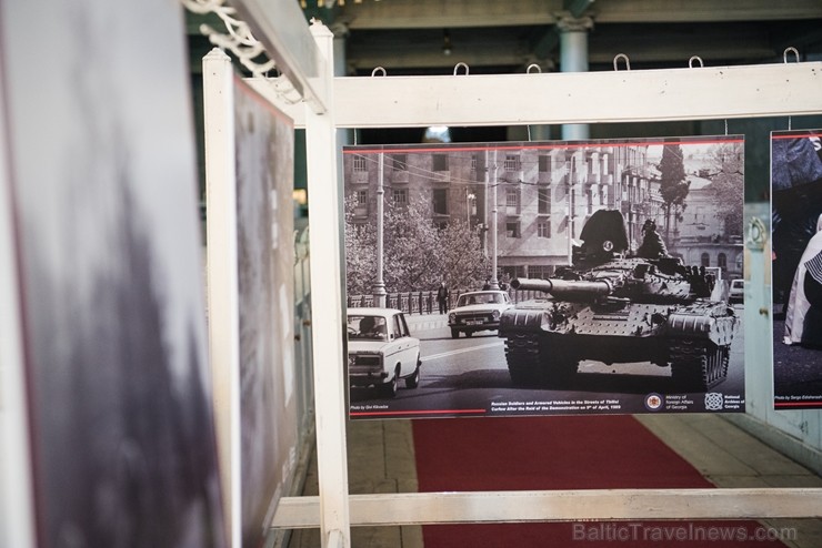 Izstādē apskatāmi fotoattēli, kas vēsta par traģiskajiem 1989. gada 9. aprīļa notikumiem, kad līdzīgi kā Baltijas valstīs Gruzijas iedzīvotāji pulcējā Izstādē apskatāmi fotoattēli, kas vēsta par traģiskajiem 1989. gada 9. aprīļa notikumiem, kad līdzīgi kā Baltijas valstīs Gruzijas iedzīvotāji pulcējā 261525