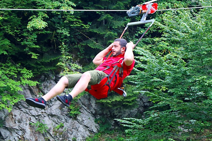 Travelnews.lv Gruzijas kūrortā Sairme izbauda 500 metru braucienu ar zipline 261549