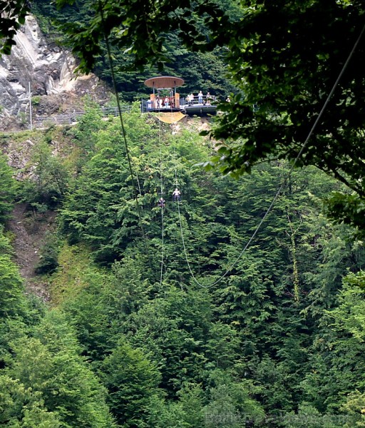 Travelnews.lv Gruzijas kūrortā Sairme izbauda 500 metru braucienu ar zipline 261552