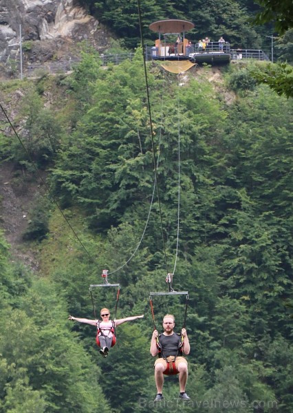 Travelnews.lv Gruzijas kūrortā Sairme izbauda 500 metru braucienu ar zipline 261559