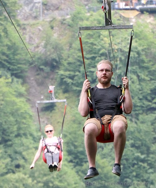 Travelnews.lv Gruzijas kūrortā Sairme izbauda 500 metru braucienu ar zipline 261560