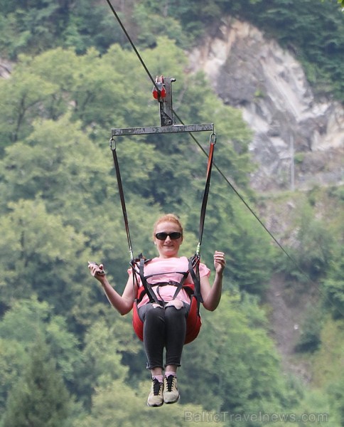 Travelnews.lv Gruzijas kūrortā Sairme izbauda 500 metru braucienu ar zipline 261561