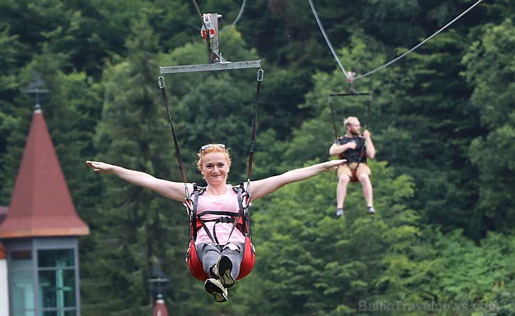 Travelnews.lv Gruzijas kūrortā Sairme izbauda 500 metru braucienu ar zipline 261580