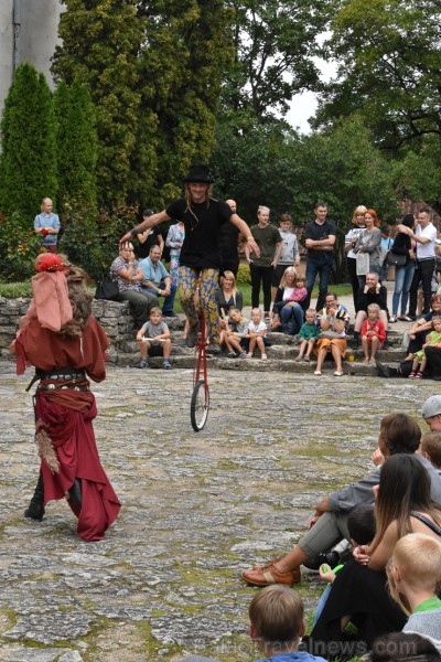 Ar galminieku izklaidēm, cirka mākslinieku un improvizatoru izrādēm, koncertu un citām nebēdnībām Jaunpils pilī svin svētkus «Ēverģēlības pils galmā» Ar galminieku izklaidēm, cirka mākslinieku un improvizatoru izrādēm, koncertu un citām nebēdnībām Jaunpils pilī svin svētkus «Ēverģēlības pils galmā» 261984