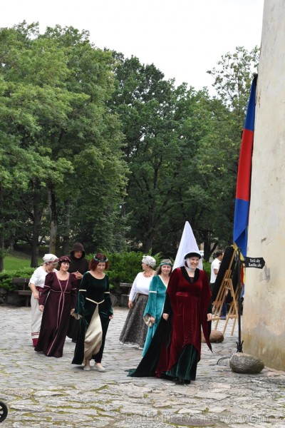Ar galminieku izklaidēm, cirka mākslinieku un improvizatoru izrādēm,  koncertu un citām nebēdnībām Jaunpils pilī svin svētkus «Ēverģēlības pils galmā» 261998