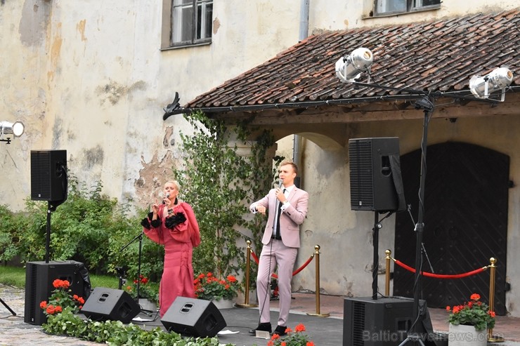 Ar galminieku izklaidēm, cirka mākslinieku un improvizatoru izrādēm,  koncertu un citām nebēdnībām Jaunpils pilī svin svētkus «Ēverģēlības pils galmā» 261999