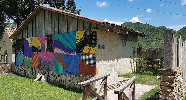 Travelnews.lv izbauda garšīgas un bagātīgas pusdienas restorānā «Chveni Ezo», kas atrodas uz ziemeļiem no Tbilisi Travelnews.lv izbauda garšīgas un bagātīgas pusdienas restorānā «Chveni Ezo», kas atrodas uz ziemeļiem no Tbilisi 262596