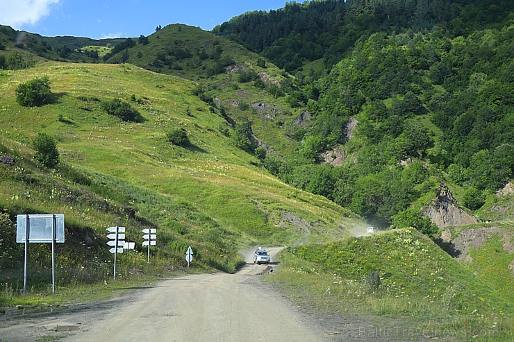 Travelnews.lv ar 4x4 mikroautobusu sasniedz Kaukāza Datvijvari pāreju 2689 metru augstumā. Atbalsta: Georgia.Travel 262680