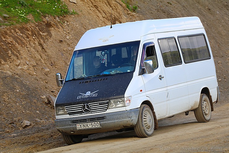 Travelnews.lv ar 4x4 mikroautobusu sasniedz Kaukāza Datvijvari pāreju 2689 metru augstumā. Atbalsta: Georgia.Travel Travelnews.lv ar 4x4 mikroautobusu sasniedz Kaukāza Datvijvari pāreju 2689 metru augstumā. Atbalsta: Georgia.Travel 262711