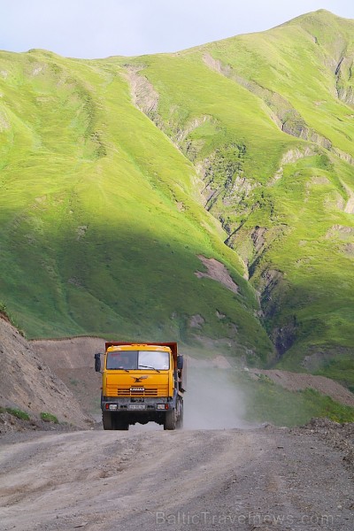 Travelnews.lv ar 4x4 mikroautobusu sasniedz Kaukāza Datvijvari pāreju 2689 metru augstumā. Atbalsta: Georgia.Travel 262718