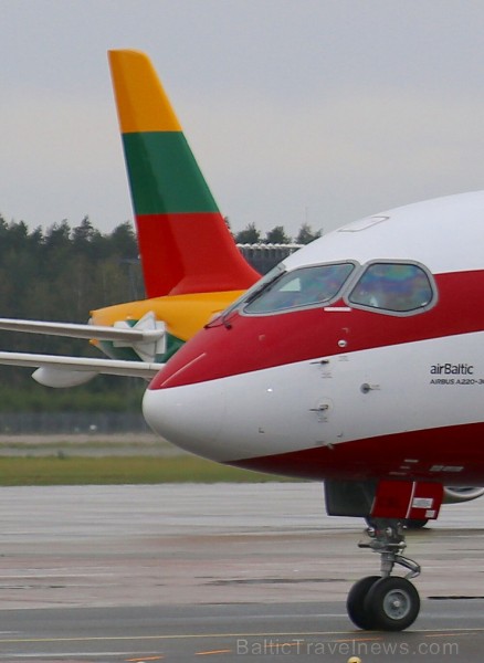 «airBaltic» godina ar 3 īpašām lidmašīnām Baltijas ceļa 30. gadadienu 262776