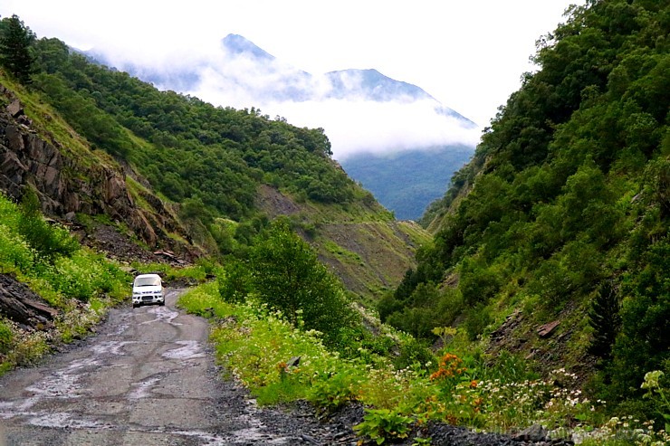 Travelnews.lv ar 4x4 mikroautobusu dodas Kaukāza kalnu maršrutā Datvijvari - Kistani - Khevsureti. Atbalsta: Georgia.Travel Travelnews.lv ar 4x4 mikroautobusu dodas Kaukāza kalnu maršrutā Datvijvari - Kistani - Khevsureti. Atbalsta: Georgia.Travel 262900