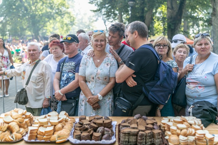 Nēģu svētki ir vērienīgākie svētki Carnikavas novadā, kuri ik gadu tiek svinēti augustā, atzīmējot nēģu zvejas sezonas atklāšanu Nēģu svētki ir vērienīgākie svētki Carnikavas novadā, kuri ik gadu tiek svinēti augustā, atzīmējot nēģu zvejas sezonas atklāšanu 263358