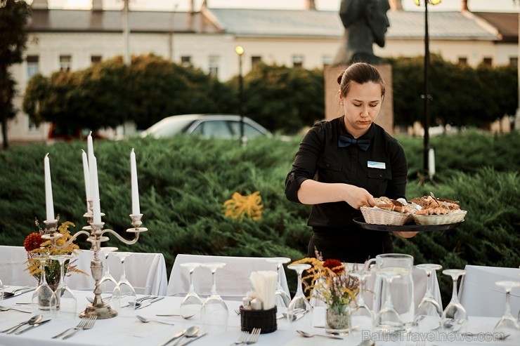 Viesnīcas Park Hotel Latgola restorāna PLAZA komanda 22.08.2019 rīkoja ekskluzīvas vakariņas neparastā vietā - Daugavpils Universitātes skvērā Viesnīcas Park Hotel Latgola restorāna PLAZA komanda 22.08.2019 rīkoja ekskluzīvas vakariņas neparastā vietā - Daugavpils Universitātes skvērā 263701