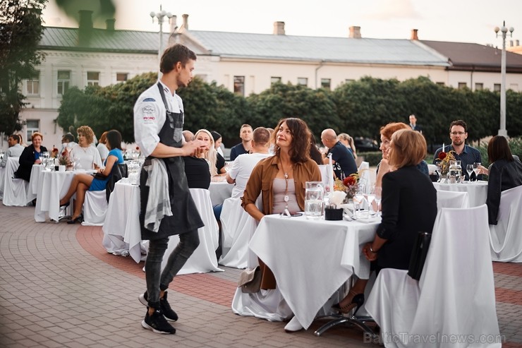 Viesnīcas Park Hotel Latgola restorāna PLAZA komanda 22.08.2019 rīkoja ekskluzīvas vakariņas neparastā vietā - Daugavpils Universitātes skvērā Viesnīcas Park Hotel Latgola restorāna PLAZA komanda 22.08.2019 rīkoja ekskluzīvas vakariņas neparastā vietā - Daugavpils Universitātes skvērā 263734