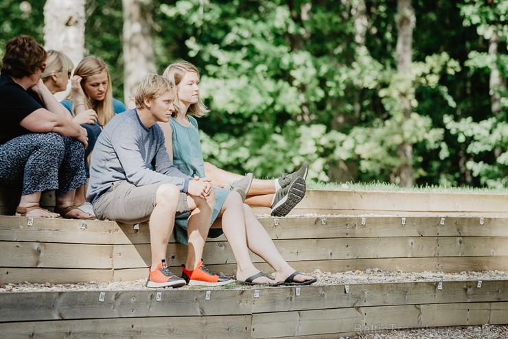 Valmieras pusē, Kocēnu novada Dikļos – Neikenkalna dabas koncerzālē zem saules apspīdētām, gubu mākoņu rotātām augusta debesīm izskanēja koncerts dzīv 263945