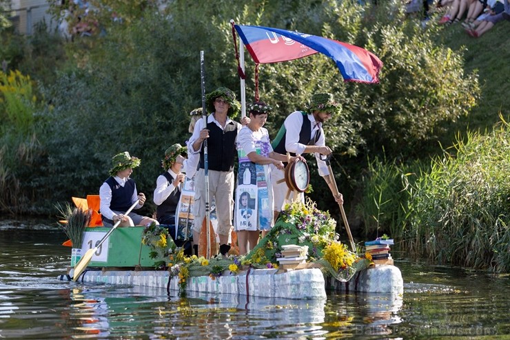 Vairāk kā 42 000 piena pakas tika pārvērstas vērienīgos peldlīdzekļos, ko draugu kompānijas, uzņēmēji un kolektīvi darbinot tikai ar savu spēku varonī Vairāk kā 42 000 piena pakas tika pārvērstas vērienīgos peldlīdzekļos, ko draugu kompānijas, uzņēmēji un kolektīvi darbinot tikai ar savu spēku varonī 264243