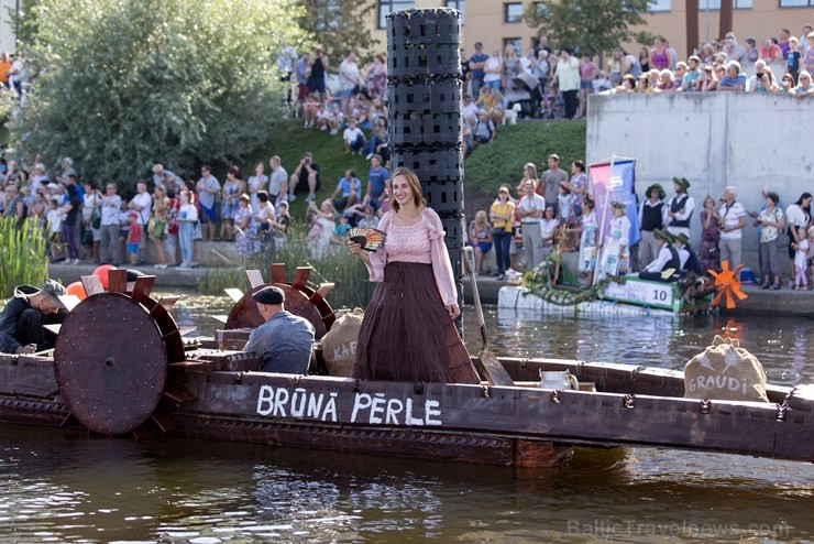 Vairāk kā 42 000 piena pakas tika pārvērstas vērienīgos peldlīdzekļos, ko draugu kompānijas, uzņēmēji un kolektīvi darbinot tikai ar savu spēku varonī Vairāk kā 42 000 piena pakas tika pārvērstas vērienīgos peldlīdzekļos, ko draugu kompānijas, uzņēmēji un kolektīvi darbinot tikai ar savu spēku varonī 264254