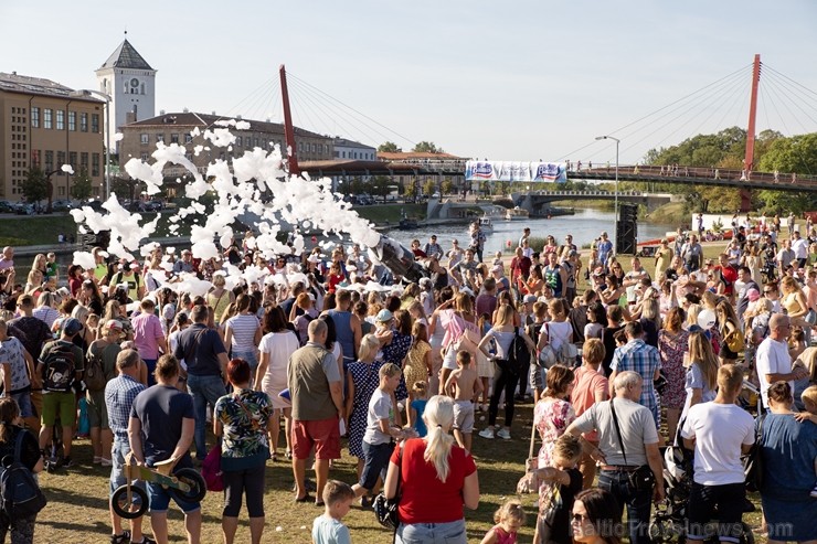 Vairāk kā 42 000 piena pakas tika pārvērstas vērienīgos peldlīdzekļos, ko draugu kompānijas, uzņēmēji un kolektīvi darbinot tikai ar savu spēku varonī Vairāk kā 42 000 piena pakas tika pārvērstas vērienīgos peldlīdzekļos, ko draugu kompānijas, uzņēmēji un kolektīvi darbinot tikai ar savu spēku varonī 264264