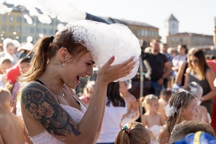Vairāk kā 42 000 piena pakas tika pārvērstas vērienīgos peldlīdzekļos, ko draugu kompānijas, uzņēmēji un kolektīvi darbinot tikai ar savu spēku varonī Vairāk kā 42 000 piena pakas tika pārvērstas vērienīgos peldlīdzekļos, ko draugu kompānijas, uzņēmēji un kolektīvi darbinot tikai ar savu spēku varonī 264267