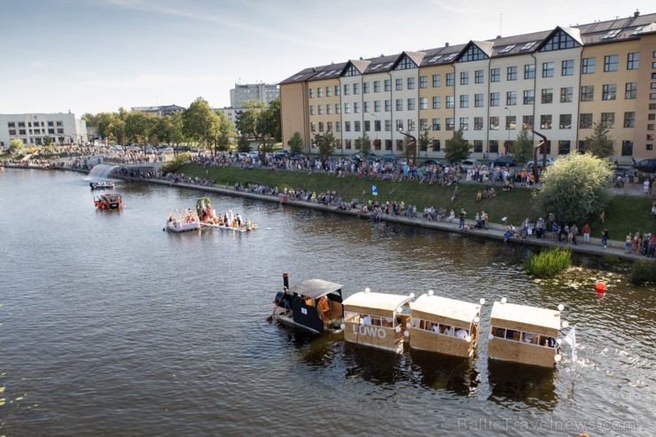 Vairāk kā 42 000 piena pakas tika pārvērstas vērienīgos peldlīdzekļos, ko draugu kompānijas, uzņēmēji un kolektīvi darbinot tikai ar savu spēku varonī Vairāk kā 42 000 piena pakas tika pārvērstas vērienīgos peldlīdzekļos, ko draugu kompānijas, uzņēmēji un kolektīvi darbinot tikai ar savu spēku varonī 264288
