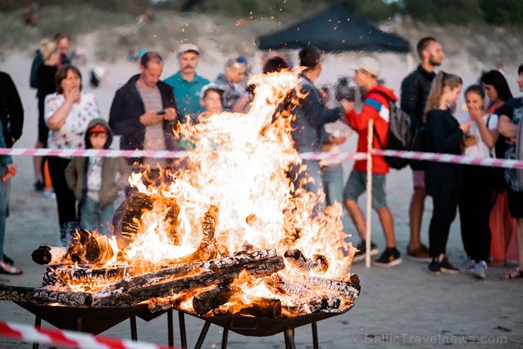 Senās uguns nakts ietvaros sveču un ugunskura gaismā Liepājas pludmalē noslēdzās jau devītais festivāls Senās uguns nakts ietvaros sveču un ugunskura gaismā Liepājas pludmalē noslēdzās jau devītais festivāls
