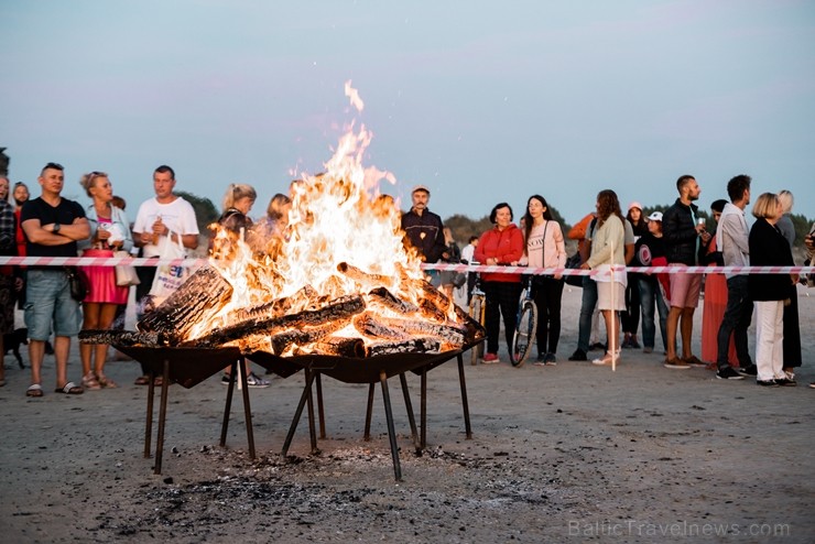Senās uguns nakts ietvaros sveču un ugunskura gaismā Liepājas pludmalē noslēdzās jau devītais festivāls Senās uguns nakts ietvaros sveču un ugunskura gaismā Liepājas pludmalē noslēdzās jau devītais festivāls