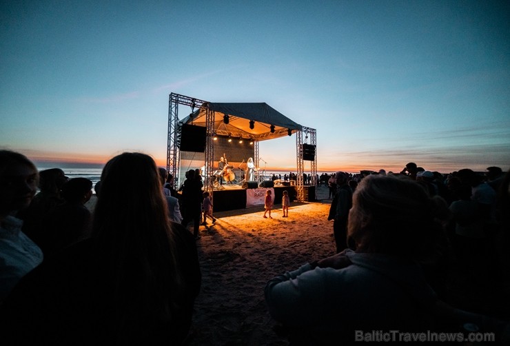 Senās uguns nakts ietvaros sveču un ugunskura gaismā Liepājas pludmalē noslēdzās jau devītais festivāls Senās uguns nakts ietvaros sveču un ugunskura gaismā Liepājas pludmalē noslēdzās jau devītais festivāls