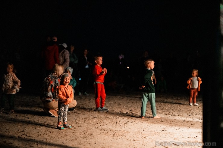 Senās uguns nakts ietvaros sveču un ugunskura gaismā Liepājas pludmalē noslēdzās jau devītais festivāls Senās uguns nakts ietvaros sveču un ugunskura gaismā Liepājas pludmalē noslēdzās jau devītais festivāls
