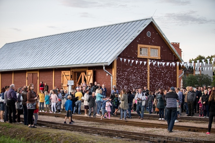 Alūksnē lustīgi svin Bānīša svētkus - vienīgā regulāri kursējošā šaursliežu dzelzceļa vilciena 116.dzimšanas dienu Alūksnē lustīgi svin Bānīša svētkus - vienīgā regulāri kursējošā šaursliežu dzelzceļa vilciena 116.dzimšanas dienu 265016