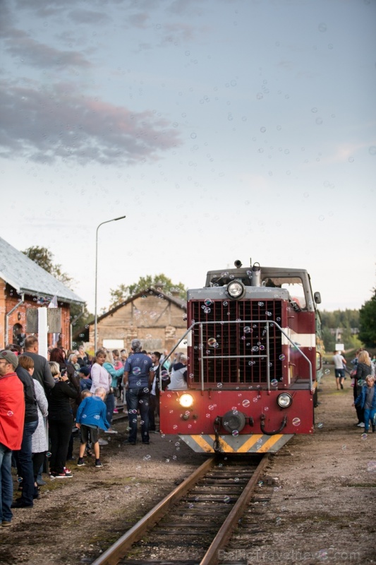 Alūksnē lustīgi svin Bānīša svētkus - vienīgā regulāri kursējošā šaursliežu dzelzceļa vilciena 116.dzimšanas dienu Alūksnē lustīgi svin Bānīša svētkus - vienīgā regulāri kursējošā šaursliežu dzelzceļa vilciena 116.dzimšanas dienu 265017