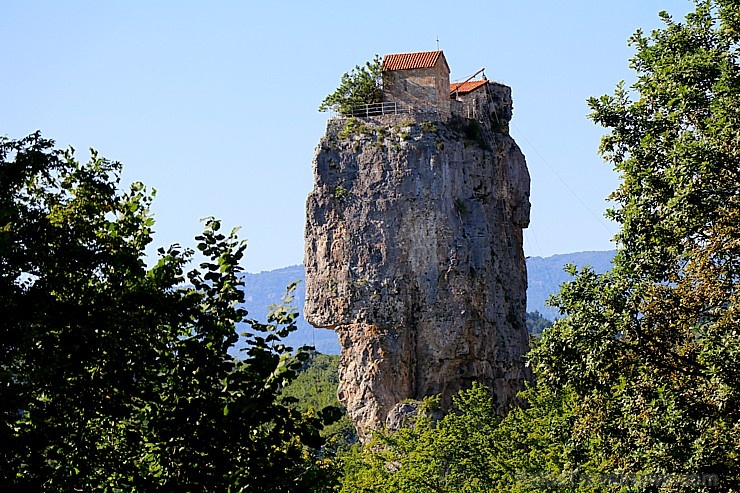 Travelnews.lv apmeklē klinšu torni Katskhi Pillar, kur 40 metru augstumā atrodas klosteris. Atbalsta: Georgia.Travel Travelnews.lv apmeklē klinšu torni Katskhi Pillar, kur 40 metru augstumā atrodas klosteris. Atbalsta: Georgia.Travel 265685