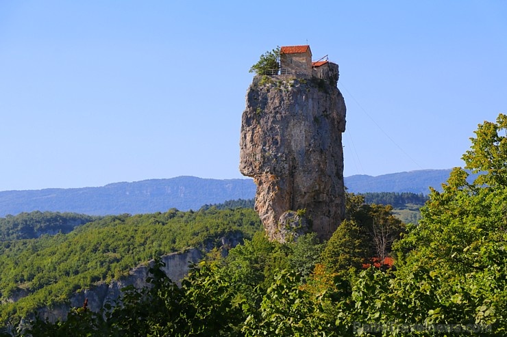 Travelnews.lv apmeklē klinšu torni Katskhi Pillar, kur 40 metru augstumā atrodas klosteris. Atbalsta: Georgia.Travel Travelnews.lv apmeklē klinšu torni Katskhi Pillar, kur 40 metru augstumā atrodas klosteris. Atbalsta: Georgia.Travel 265691