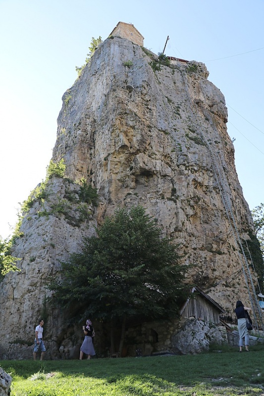 Travelnews.lv apmeklē klinšu torni Katskhi Pillar, kur 40 metru augstumā atrodas klosteris. Atbalsta: Georgia.Travel Travelnews.lv apmeklē klinšu torni Katskhi Pillar, kur 40 metru augstumā atrodas klosteris. Atbalsta: Georgia.Travel 265694