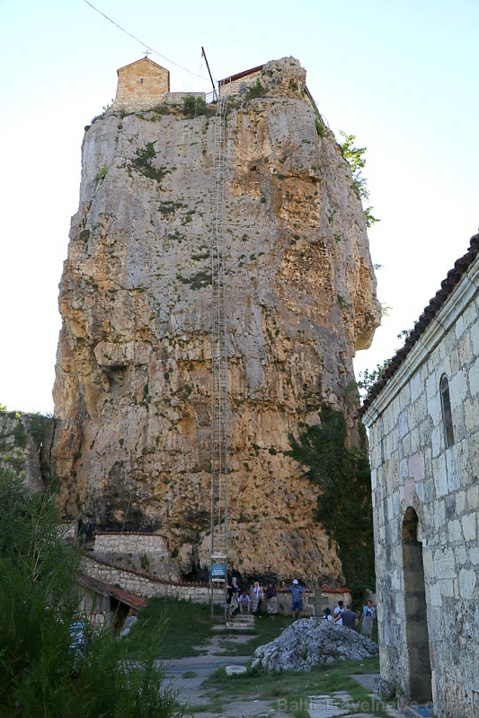 Travelnews.lv apmeklē klinšu torni Katskhi Pillar, kur 40 metru augstumā atrodas klosteris. Atbalsta: Georgia.Travel Travelnews.lv apmeklē klinšu torni Katskhi Pillar, kur 40 metru augstumā atrodas klosteris. Atbalsta: Georgia.Travel 265702
