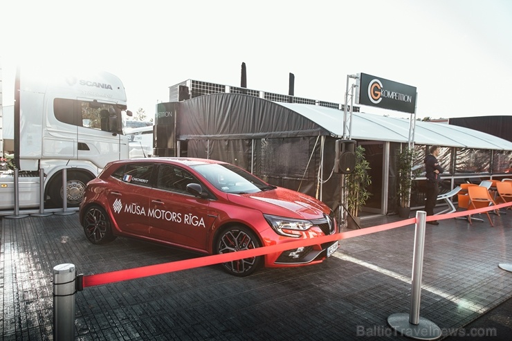 Travelnews.lv ar «Renault Mūsa Motors Rīga» atbalstu iepazīst Pasaules rallijkrosa čempionāta aizkulises Latvijā. Foto: Toms Svilāns Travelnews.lv ar «Renault Mūsa Motors Rīga» atbalstu iepazīst Pasaules rallijkrosa čempionāta aizkulises Latvijā. Foto: Toms Svilāns 265723