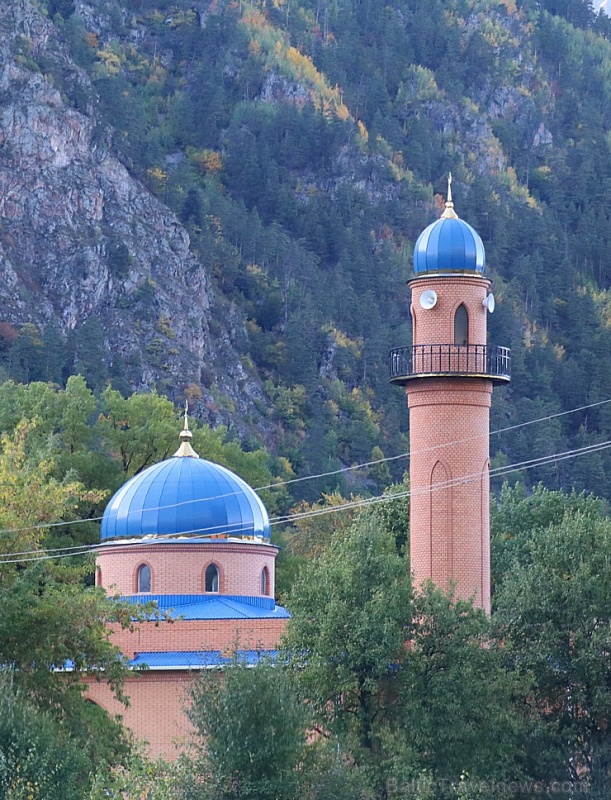 Dombaju un Treberdu savieno dabas rezervāts un kvalitatīvs līkloču ceļš. Atbalsta: Magtur 266533